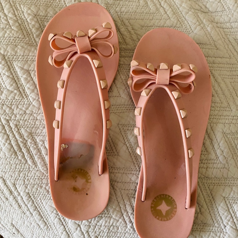 BCBG Pink Bow Flip Flops Size 6